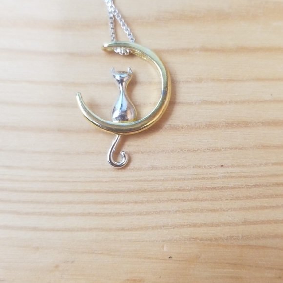 Cat sitting on the moon on silver chain - Picture 4 of 6